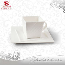 Ensemble de vaisselle carré de conception novatrice, tasses en café blanc en céramique avec plateau pour vente en gros
